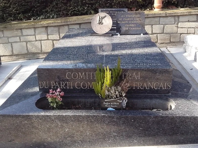 Photographie : monument du comité central du Parti communiste français au cimetière du Père-Lachaise