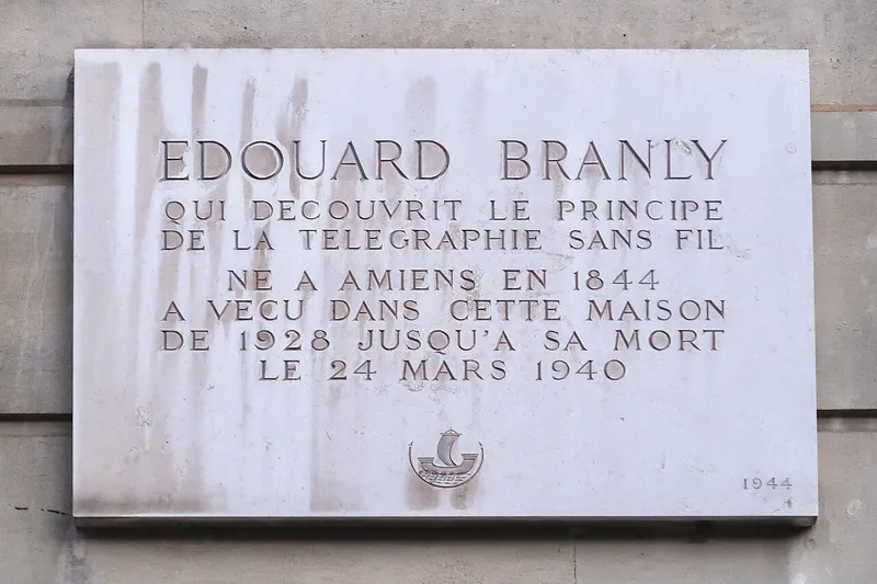 Plaque apposée au n°87 du boulevard Saint-Michel (Paris, 5e), où vécut le physicien et médecin Édouard Branly (1844-1944) de 1928 à sa mort, le 24 mars 1940.