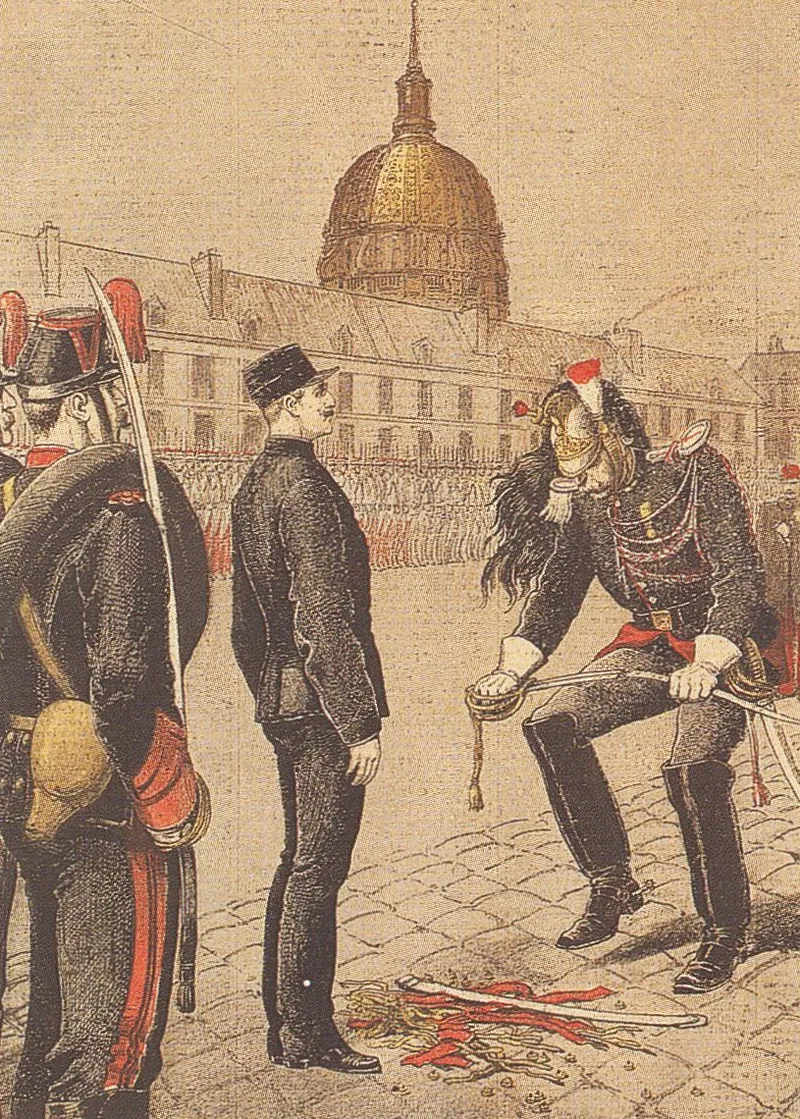 Dreyfus meurt le 12 juillet 1935, son cercueil croise les troupes du 14 Juillet