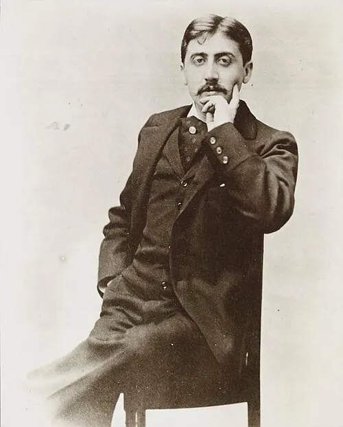 Marcel Proust naît rue La Fontaine, dans une ville qui enterre ses morts