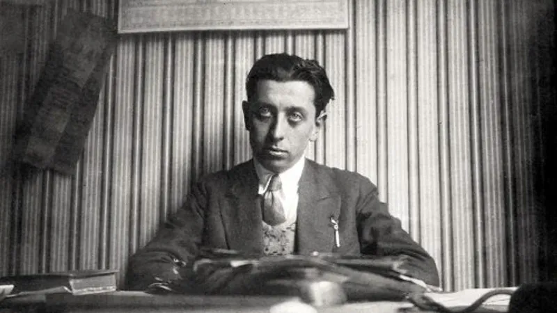 Naissance du poète Robert Desnos, boulevard Richard-Lenoir