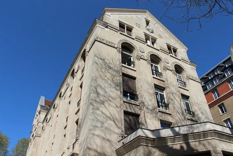 Photographie : la façade de pierre de la Maison des étudiants arméniens, vue en contre-plongée