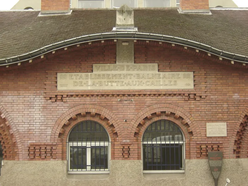 Ouverture des bains-douches. La piscine le sera en 1924, une des premières à Paris
