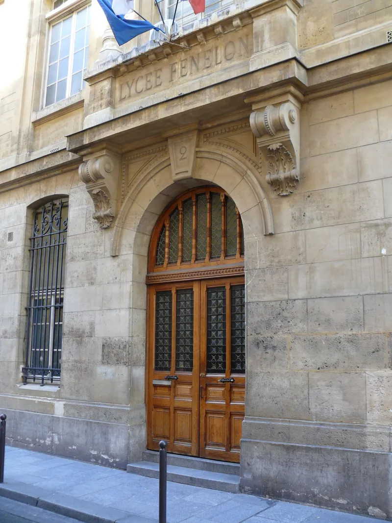 Cent vingt-trois jeunes filles entrent au premier lycée féminin de Paris, ouvert pour les soustraire à l'Église