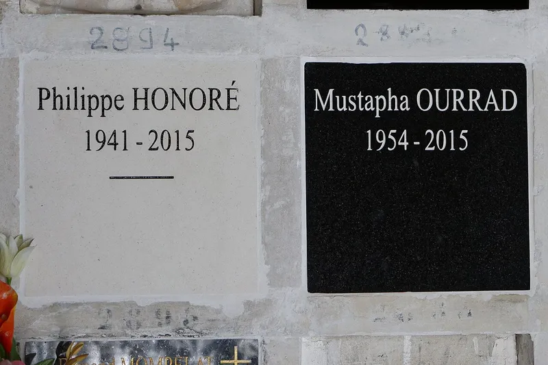 Photographie : les plaques de Philippe Honoré et Mustapha Ourrad au columbarium du Père-Lachaise