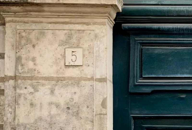 École de Médecine 5 rue de l', detail de la plaque de Louis-François Ollivier, Wikimedia