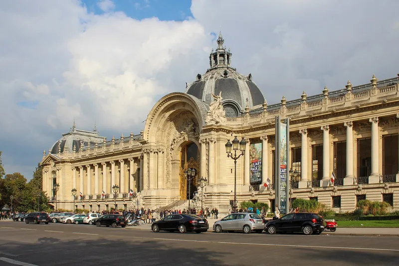 Photographie : la façade du Petit Palais, avec son porche monumental et sa coupole