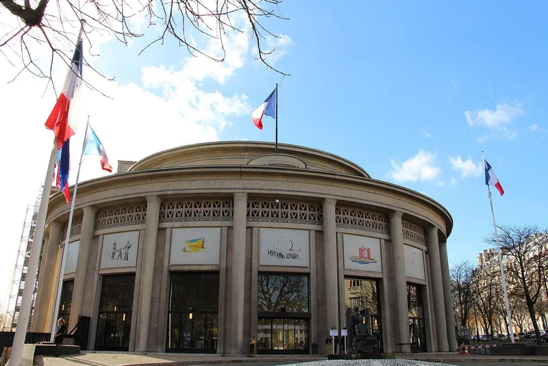 Photographie : la rotonde à colonnes du palais d'Iéna, pavoisée de drapeaux