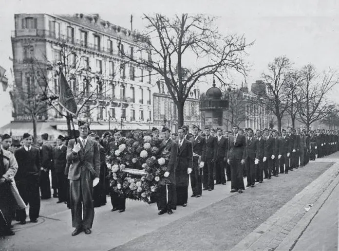 Photographie : un cortège de jeunes gens sur les Champs-Élysées