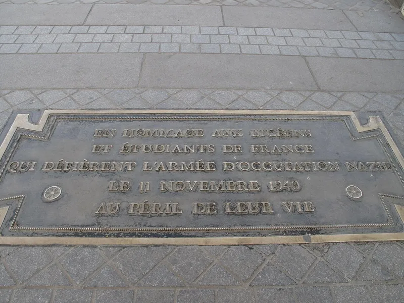 Plaque de bronze scellée dans le sol