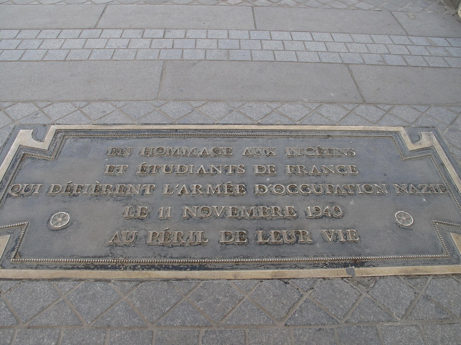 Plaque de bronze scellée dans le sol
