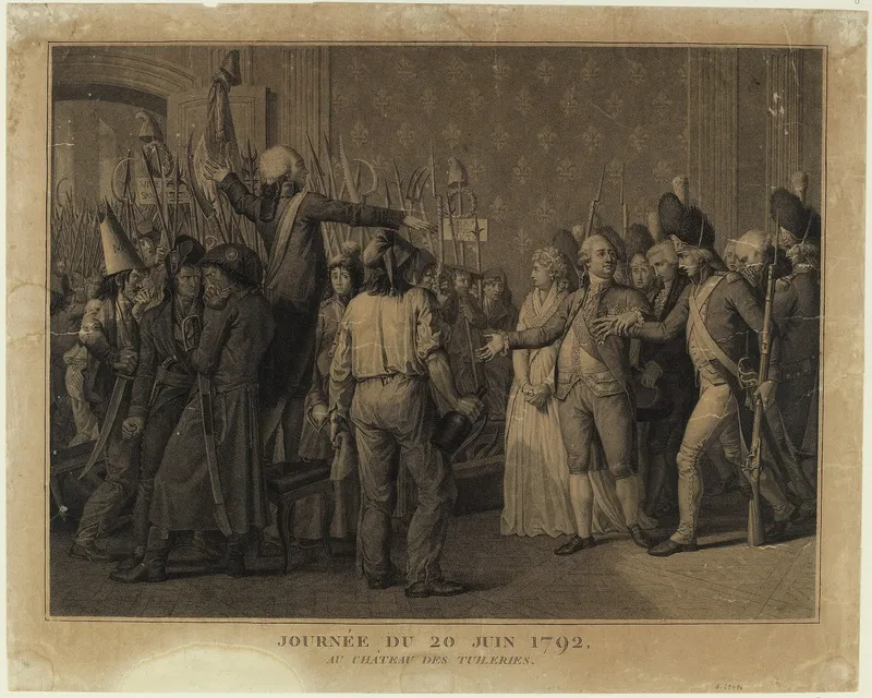 Gravure : dans une salle des Tuileries, la foule armée entoure Louis XVI coiffé du bonnet rouge