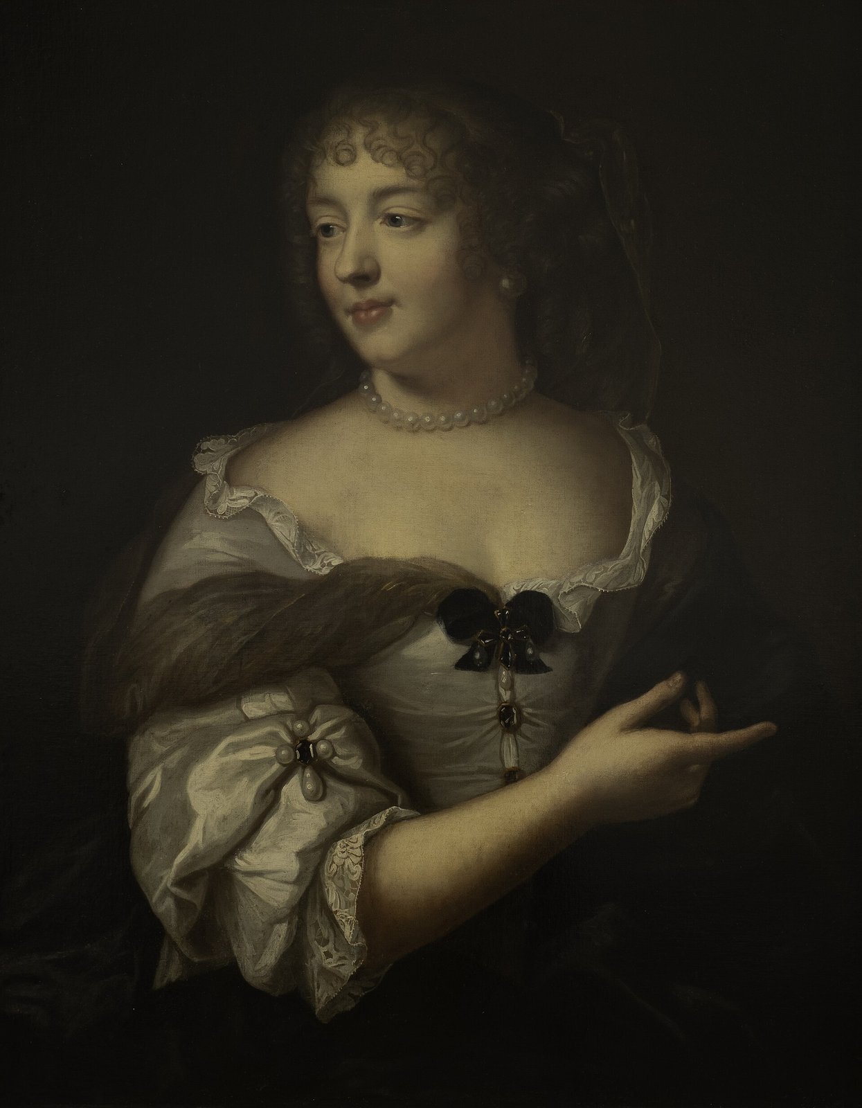 Peinture : portrait d’une jeune femme aux cheveux blonds bouclés, en robe de soie décolletée, sur fond sombre