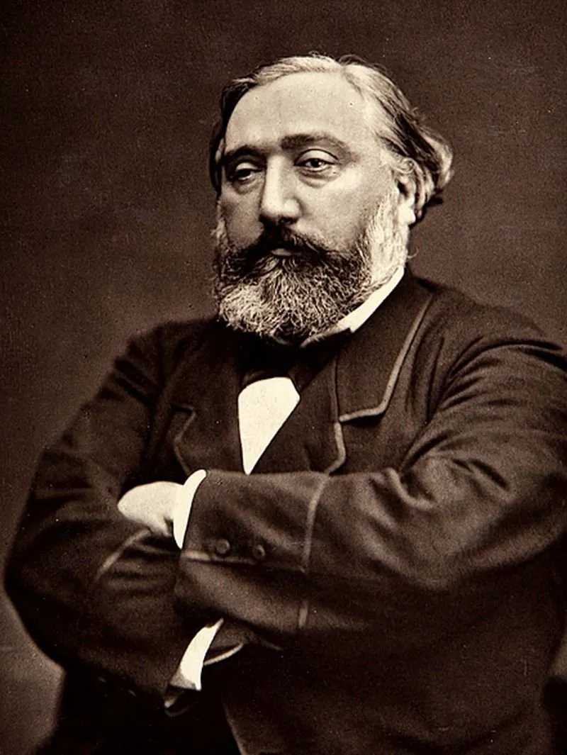 Photographie : portrait de Léon Gambetta, barbe épaisse, bras croisés, en redingote sombre