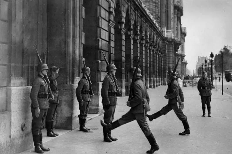 Photographie : soldats allemands en rang devant la colonnade de l’hôtel