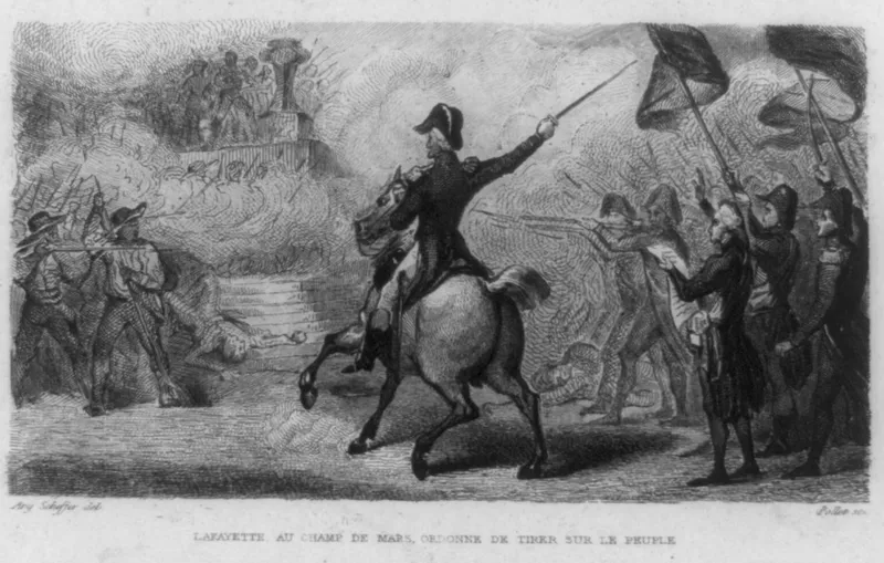 Gravure : La Fayette à cheval, l’épée tendue, lance ses gardes nationaux contre la foule rassemblée près de l’autel de la patrie