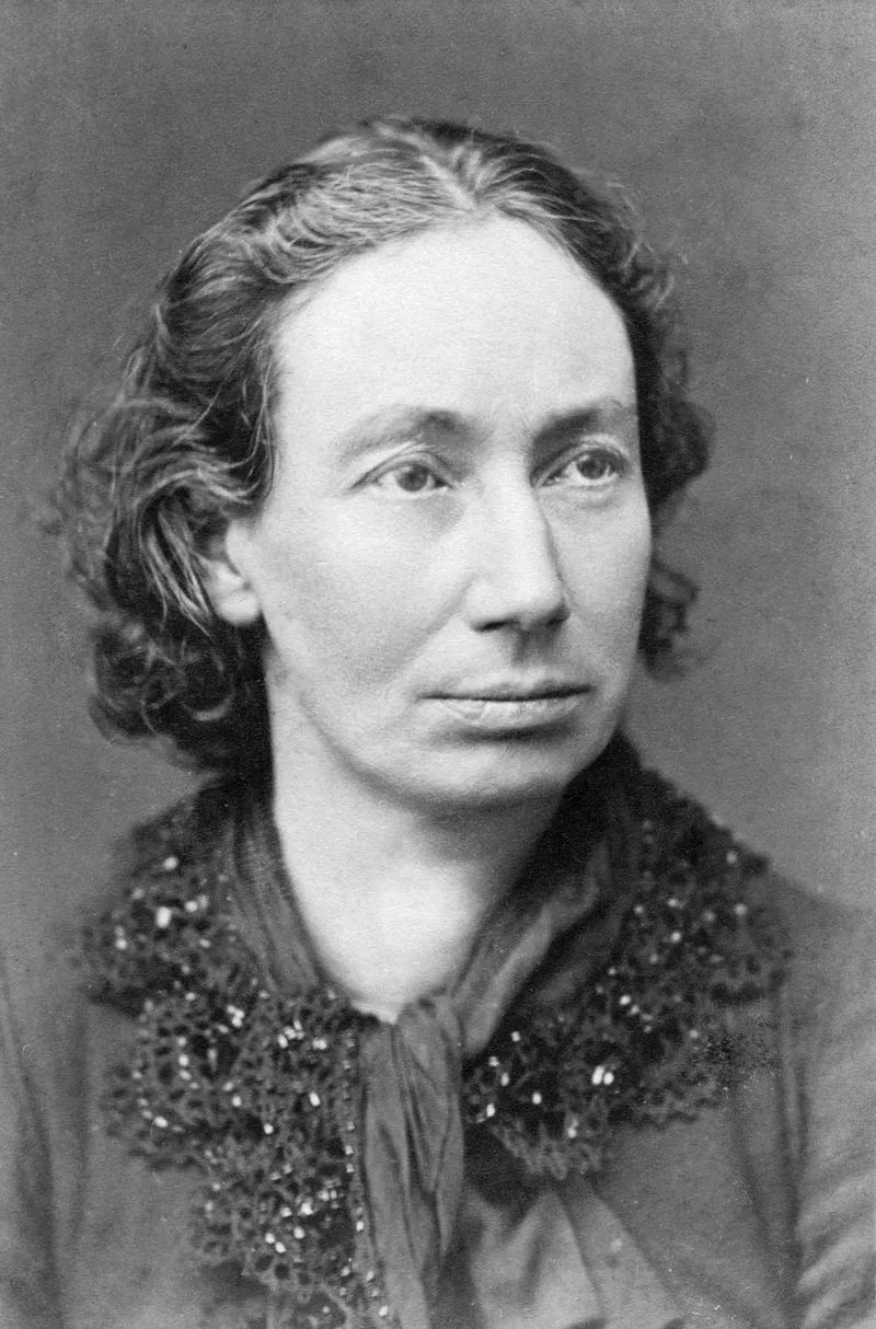 Photographie : Louise Michel en buste, cheveux tirés, col de dentelle noire