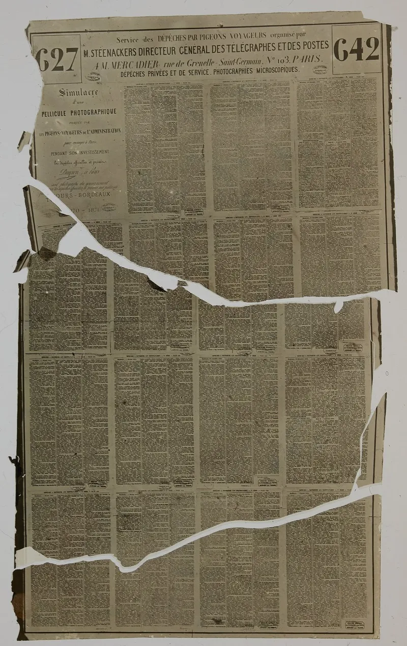 Document : une feuille jaunie et déchirée couverte de colonnes serrées de dépêches imprimées, numérotées 627 et 642 en haut