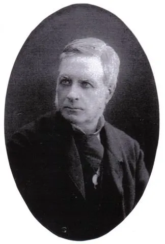 Photographie : portrait en médaillon d’un homme âgé aux cheveux blancs, en redingote, le regard de côté