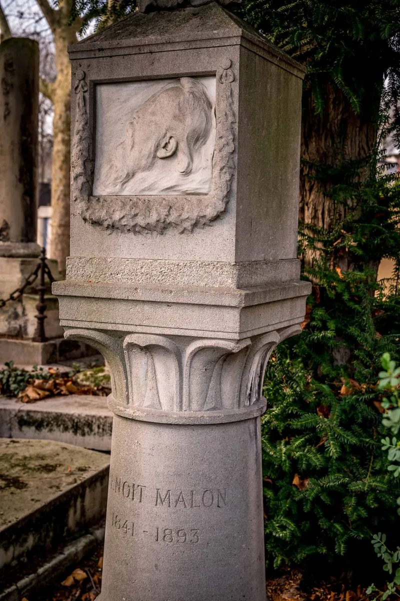Photographie : le monument de Benoît Malon, colonne portant son médaillon