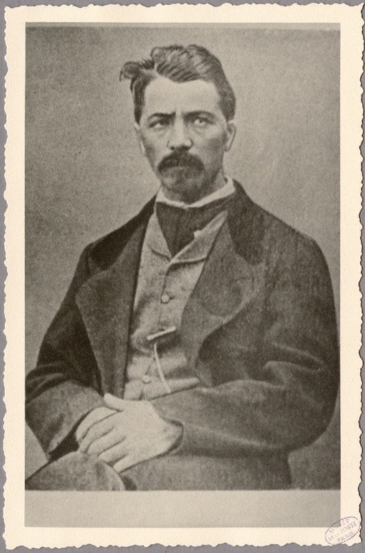 Photographie : portrait d’Albert Theisz assis, moustache, veste sombre, les mains croisées