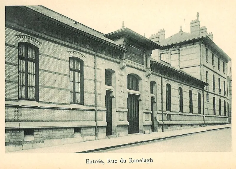 Simone de Beauvoir enseigne au lycée Molière