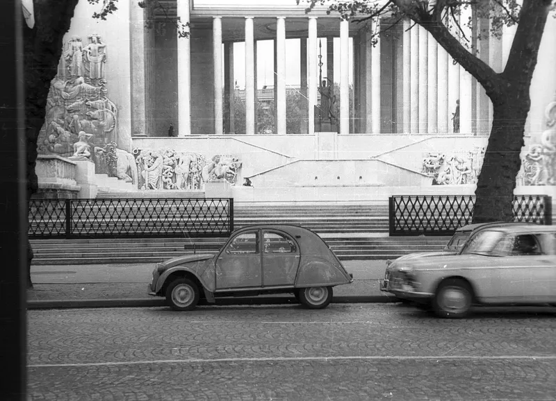 Photographie : le péristyle du palais de Tokyo au-dessus de l'avenue de New-York, deux voitures garées le long du mur