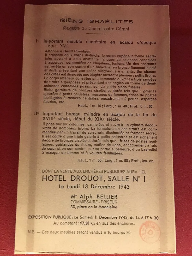 Page imprimée : « Biens israélites. Requête du commissaire gérant », annonce de la vente aux enchères de deux meubles à l'hôtel Drouot
