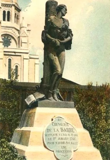 La statue du chevalier de la Barre est inaugurée devant le Sacré-Coeur par Clemenceau, puis détruite sous Pétain