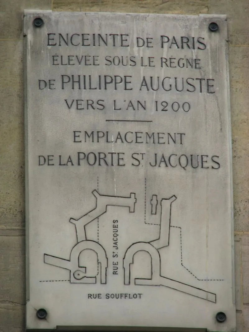 Plaque de marbre : « Enceinte de Paris élevée sous le règne de Philippe Auguste vers l'an 1200, emplacement de la porte St Jacques », avec le plan de la porte
