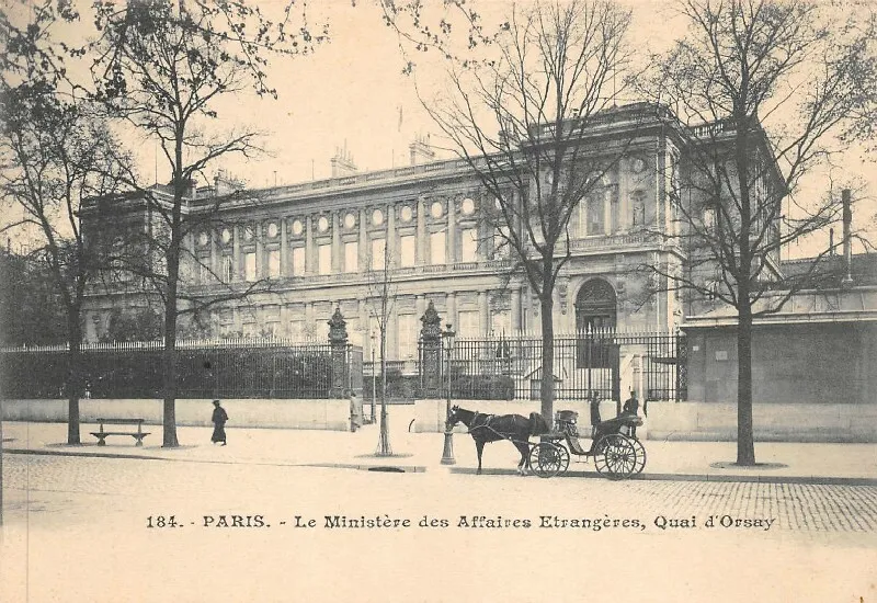Thiers s'installe au quai d'Orsay ; il s'enfuira piteusement à Versailles le 18 mars, par la rue de l'Université
