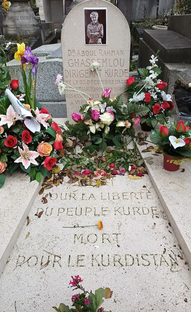 Photographie : la tombe d'Abdul Rahman Ghassemlou au cimetière du Père-Lachaise