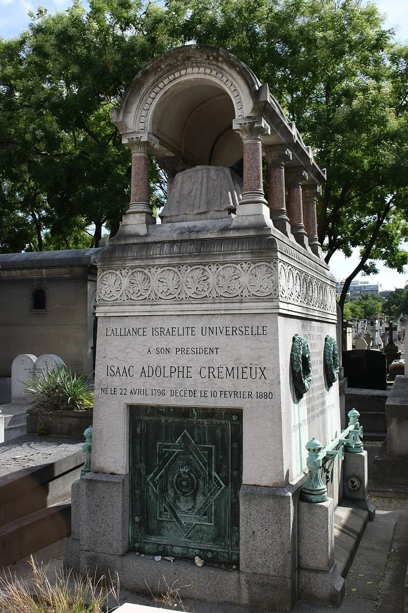 Photographie : la tombe d'Adolphe Crémieux au cimetière du Montparnasse