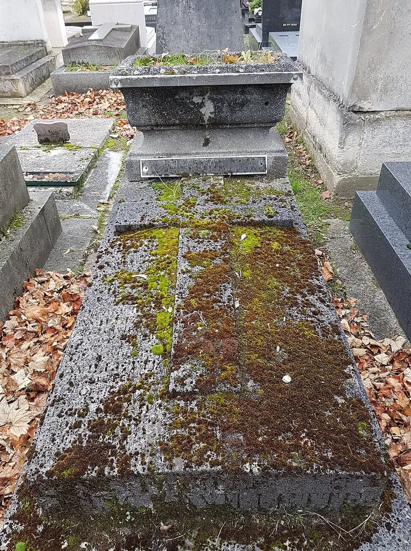 Photographie : la tombe d'Adolphe Willette au cimetière du Montparnasse
