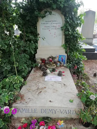 Photographie : la tombe d'Agnès Varda au cimetière du Montparnasse