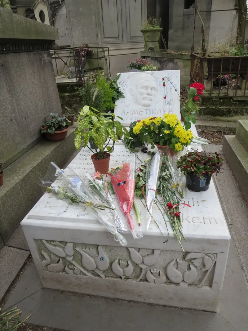 Photographie : la tombe d'Ahmet Kaya au cimetière du Père-Lachaise