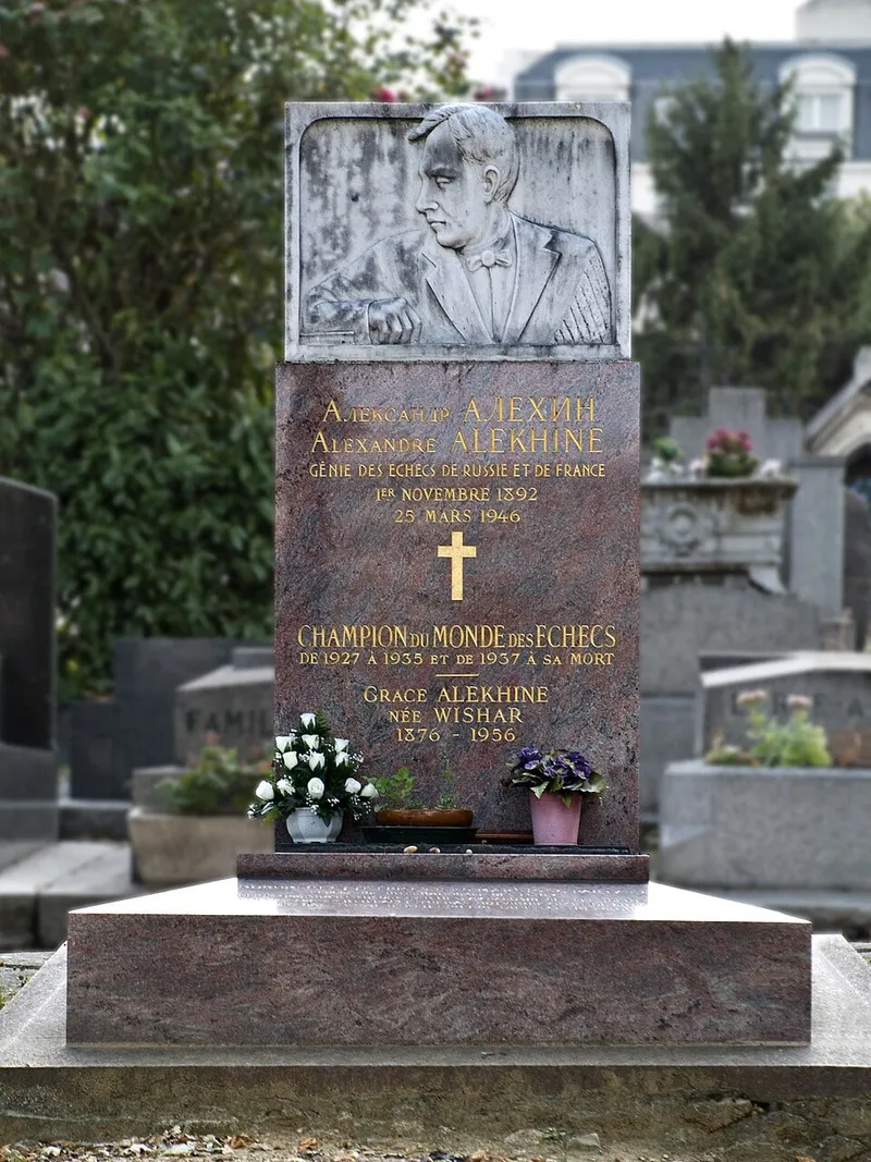 Photographie : la tombe d'Alexandre Alekhine au cimetière du Montparnasse