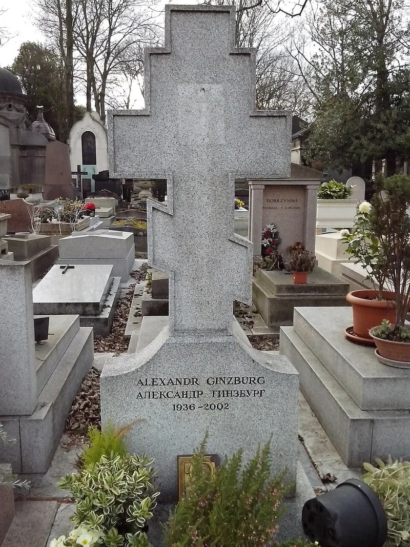 Photographie : la tombe d'Alexandre Guinzbourg au cimetière du Père-Lachaise