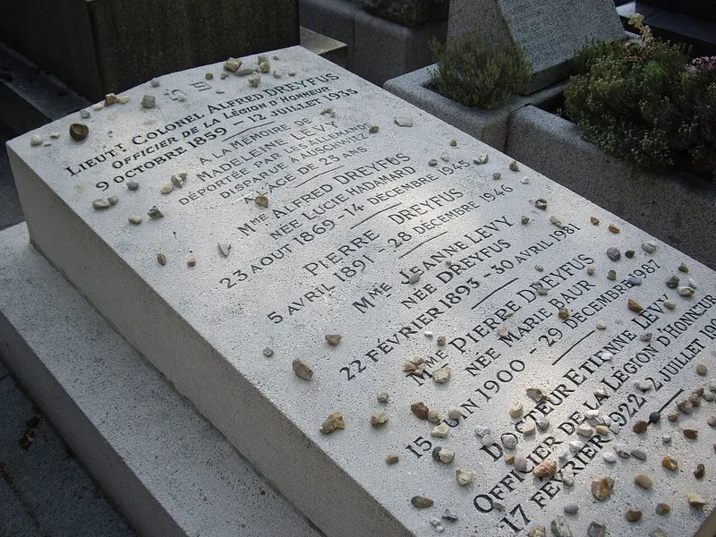 Photographie : la tombe d'Alfred Dreyfus au cimetière du Montparnasse