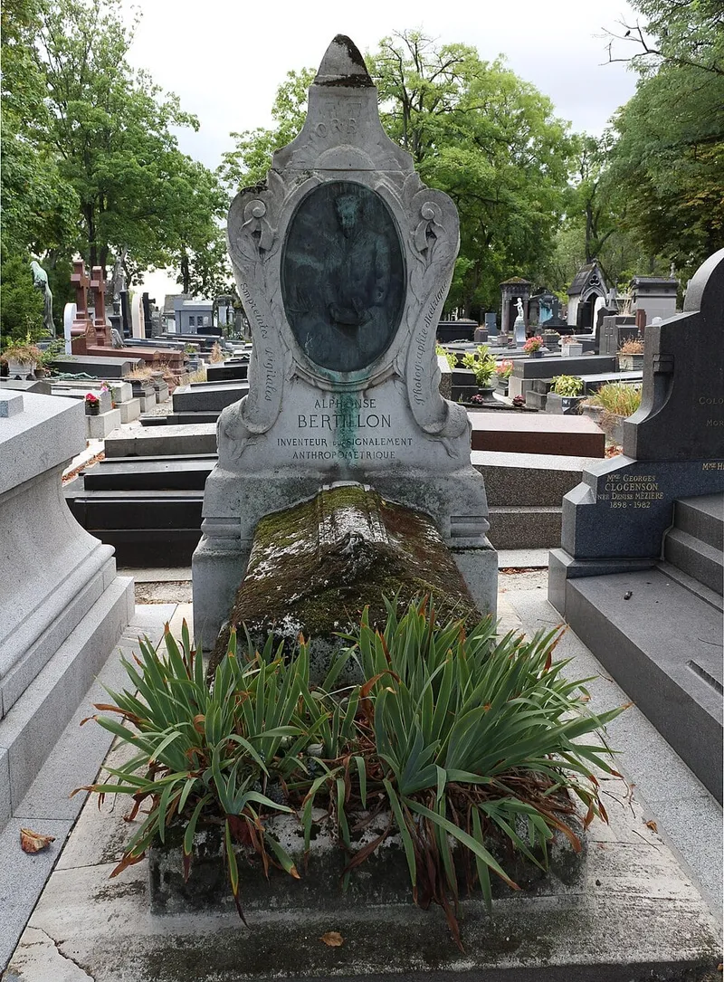 Photographie : la tombe d'Alphonse Bertillon au cimetière du Père-Lachaise
