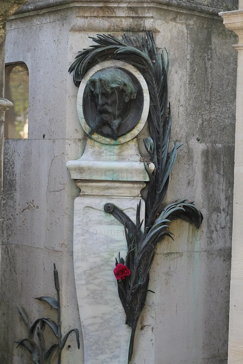 Photographie : tombe d'Alphonse Daudet et des siens au cimetière du Père-Lachaise
