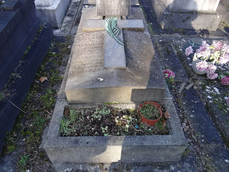 Photographie : la tombe d'Alphonse Laveran au cimetière du Montparnasse