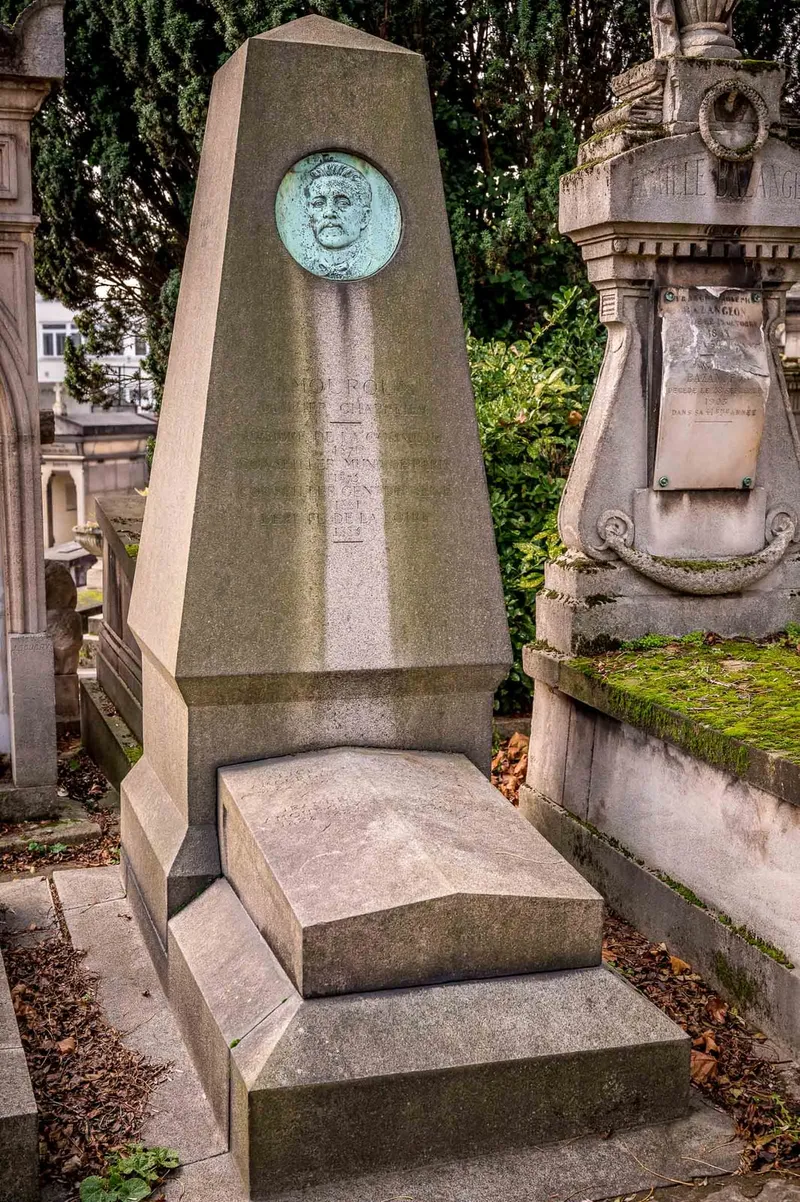 Photographie : la stèle de Charles Amouroux et son médaillon par Jules Dalou