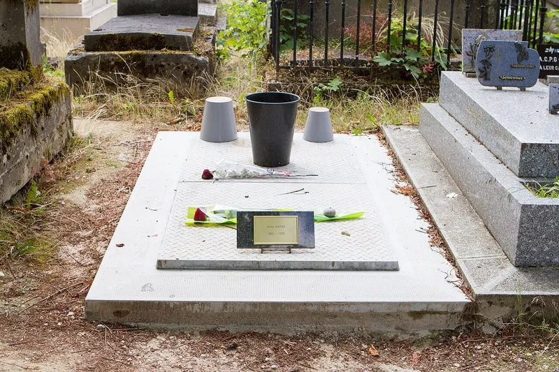Photographie : la tombe d'Anna Karina au cimetière du Père-Lachaise