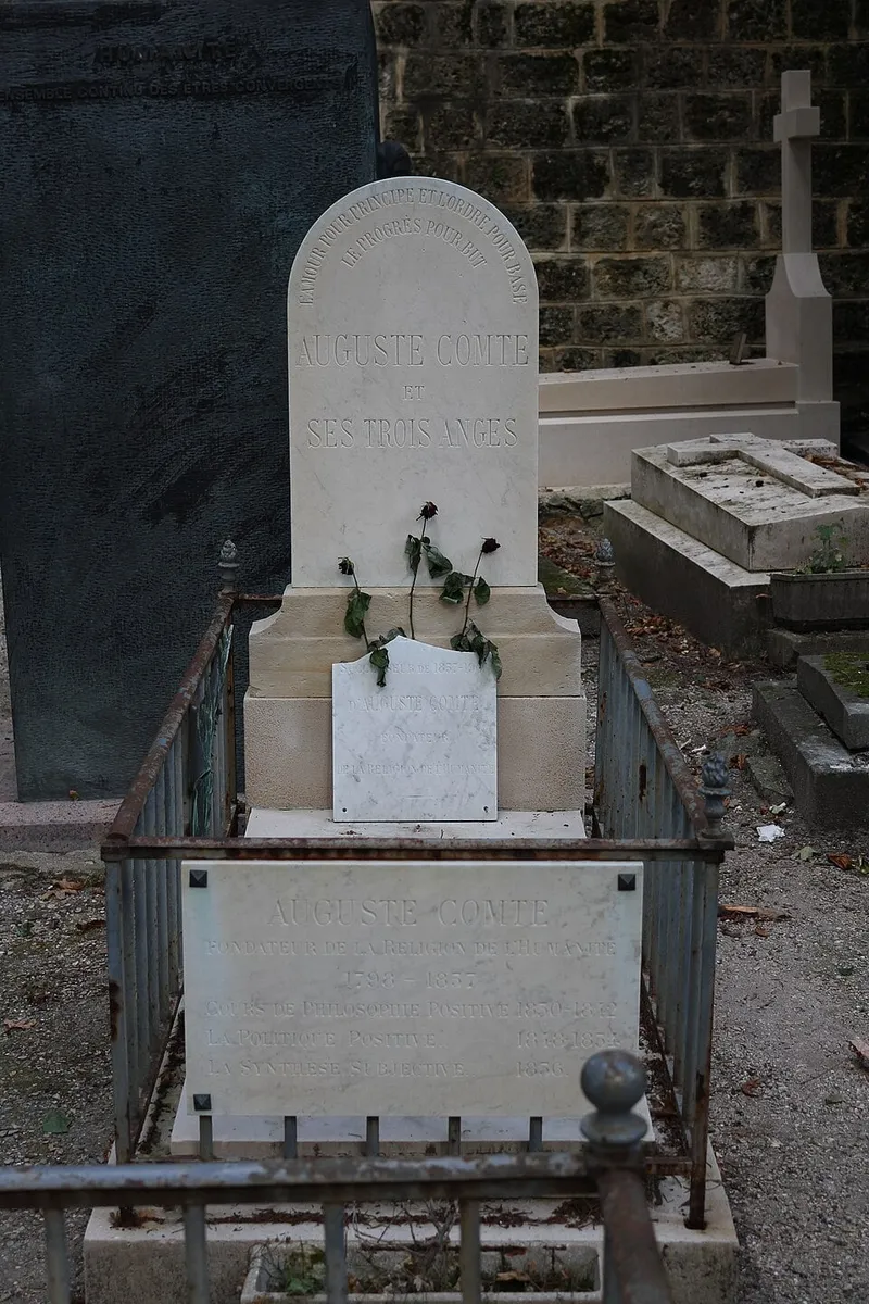 Photographie : la tombe d'Auguste Comte au cimetière du Père-Lachaise