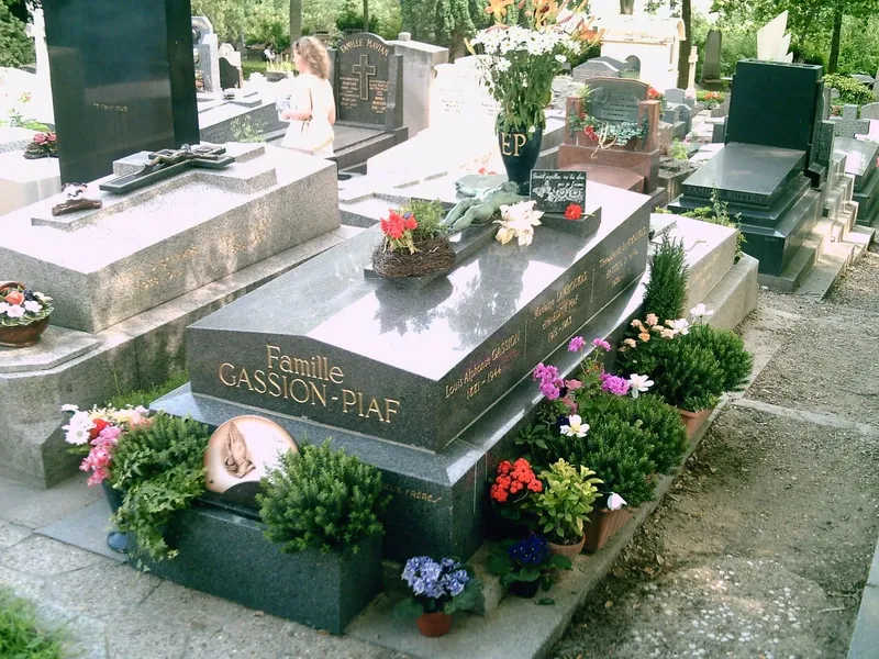 Photographie : la tombe d'Édith Piaf au cimetière du Père-Lachaise