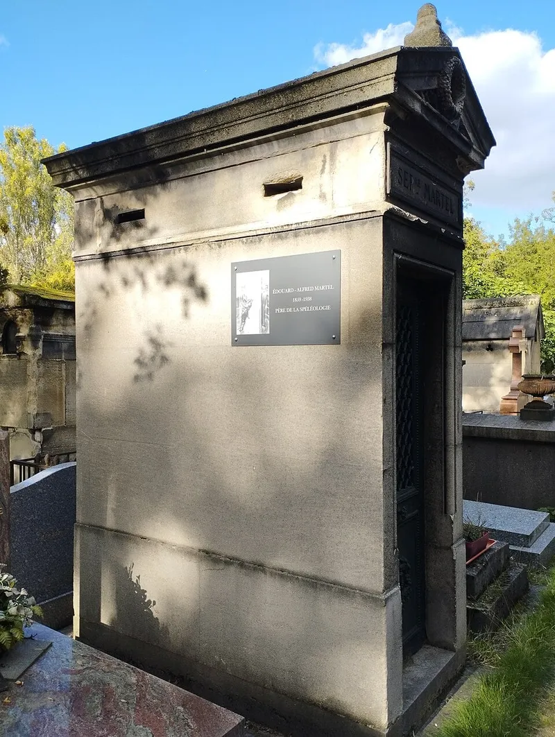 Photographie : la tombe d'Édouard-Alfred Martel au cimetière de Montmartre