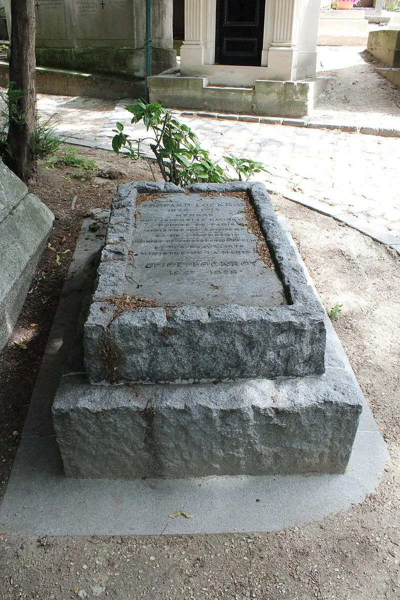 Photographie : la dalle de granit de la tombe d'Édouard Lockroy