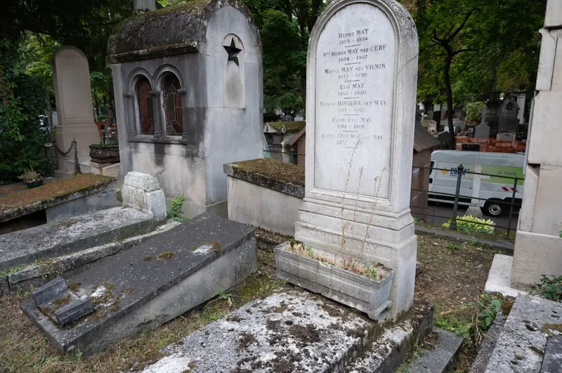 Photographie : la stèle de la famille May, gravée des noms de ses membres, dont celui d'Élie May