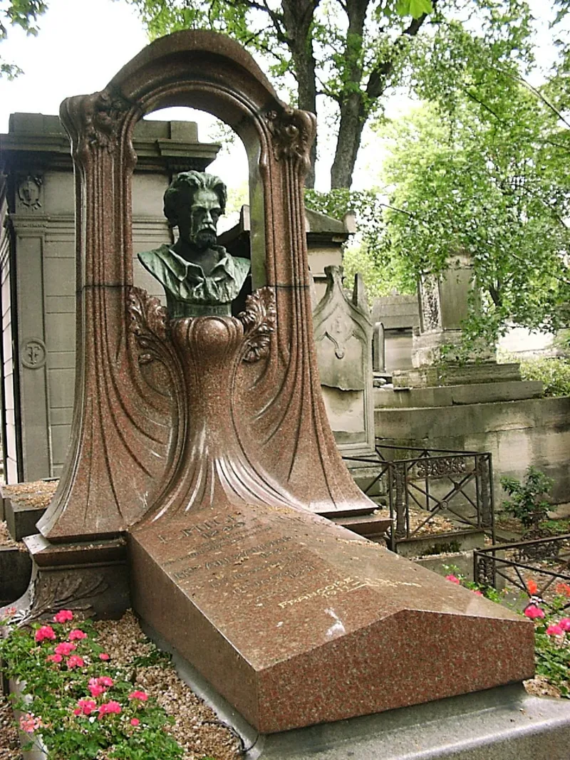 Photographie : le monument de granit rouge orné du buste d'Émile Zola, au cimetière de Montmartre